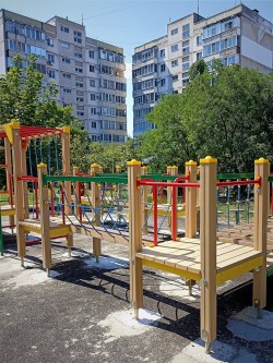 Округ №11: новая игровая площадка и ремонт тротуара возле детского сада